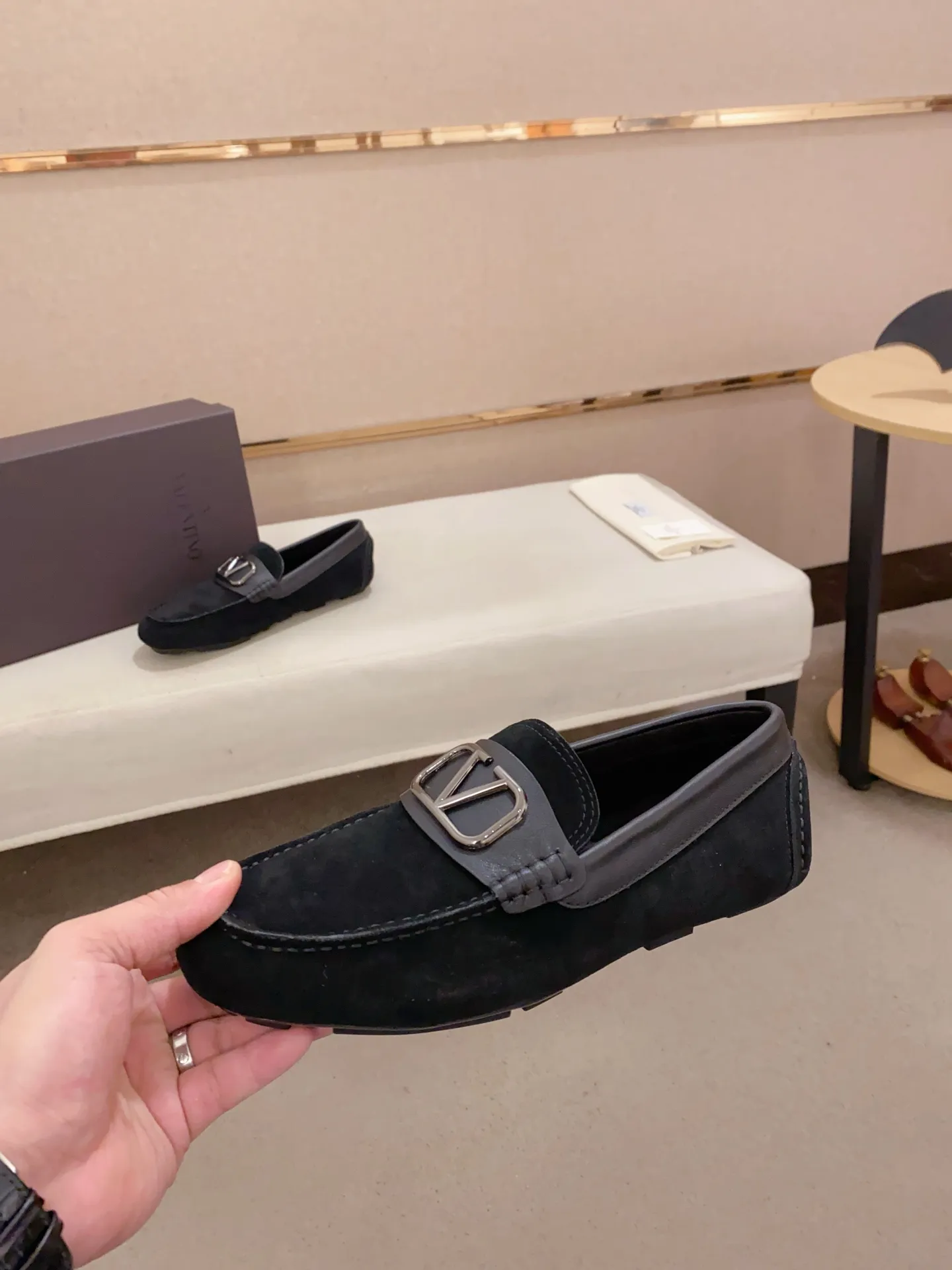 Men's shoes💰: 680💰VALENTINO, made of imported cowhide with imported water-dyed cowhide lining, iconic hardware and iconic wear-resistant outsole. 38-44. 45 VALENTINO packaging can be customized to enjoy the brand’s iconic product packaging